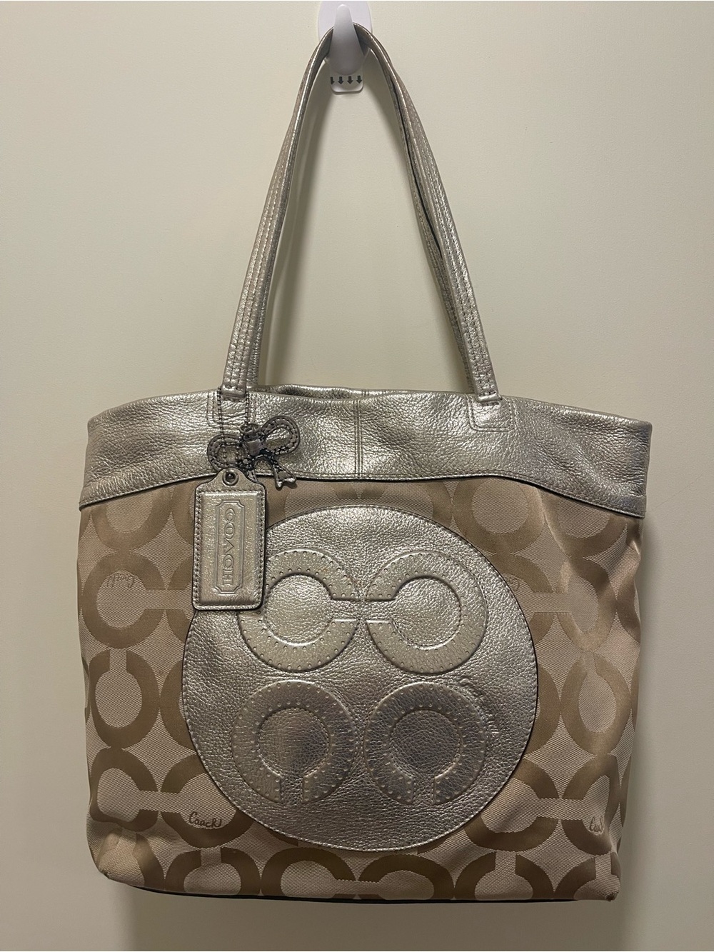 Coach JulieOp Art Tan Signature Tote/ Silver Metallic Trim❤️‍🔥needs lil clean